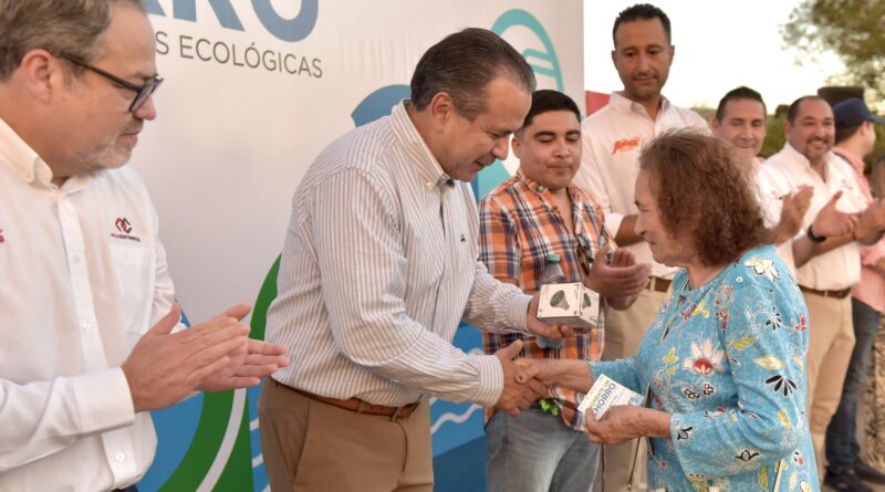 Regalan 10 mil regaderas ecológicas