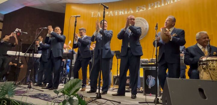 Bailongo de morenistas en Cámara de Diputados, al ritmo de La Boa