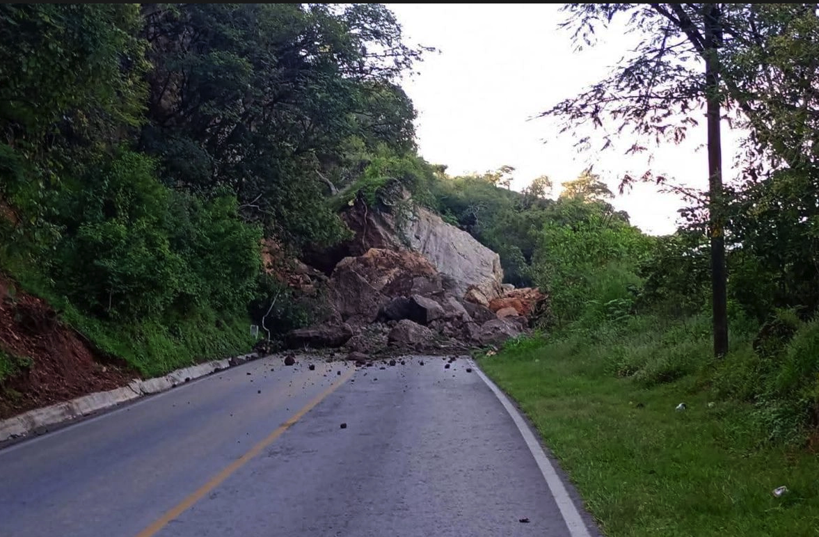 Deslave en carretera Ixtapan de la Sal - Coatepec Harinas